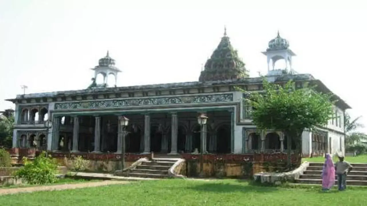 Bihari ji Mandir: बहुत हीं चमत्कारी है बिहारी जी का यह मंदिर, उलटे पांव भागे थे मुगल…