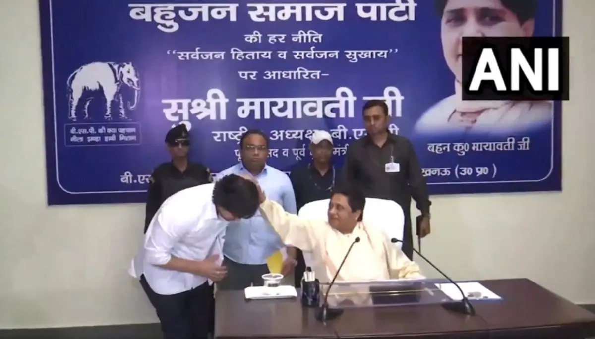 Akash Anand: बसपा की राष्ट्रीय कार्यकारिणी की बैठक में पहुंचे आकाश आनंद, पैर छूकर लिया मायावती का आशीर्वाद