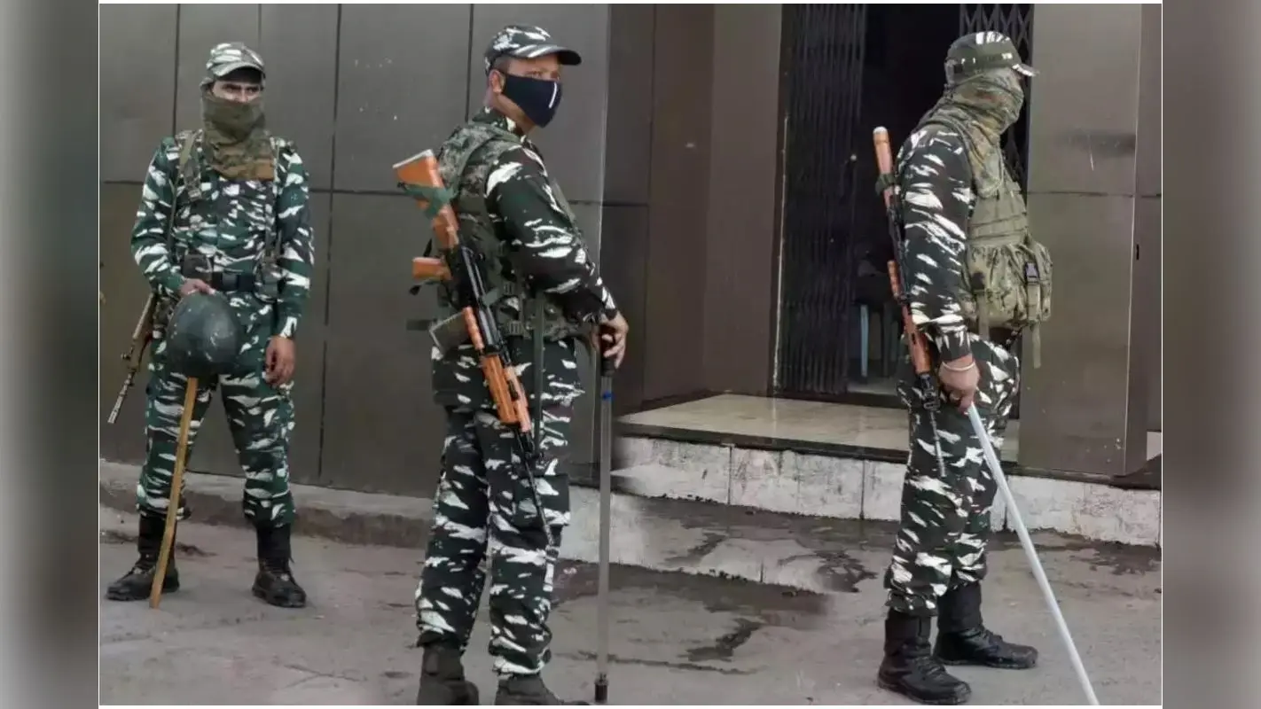 पश्चिम बंगाल : चुनावी ड्यूटी पर तैनात सीआरपीएफ जवान महिला से छेड़छाड़ करने के आरोप में गिरफ्तार