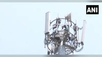 Chandigarh News: 5 घंटे हाईवोल्टेज ड्रामा, टावर पर चढ़ा चंडीगढ़ का ‘वीरु’, कर रहा था यह मांग, देखें वीडियो