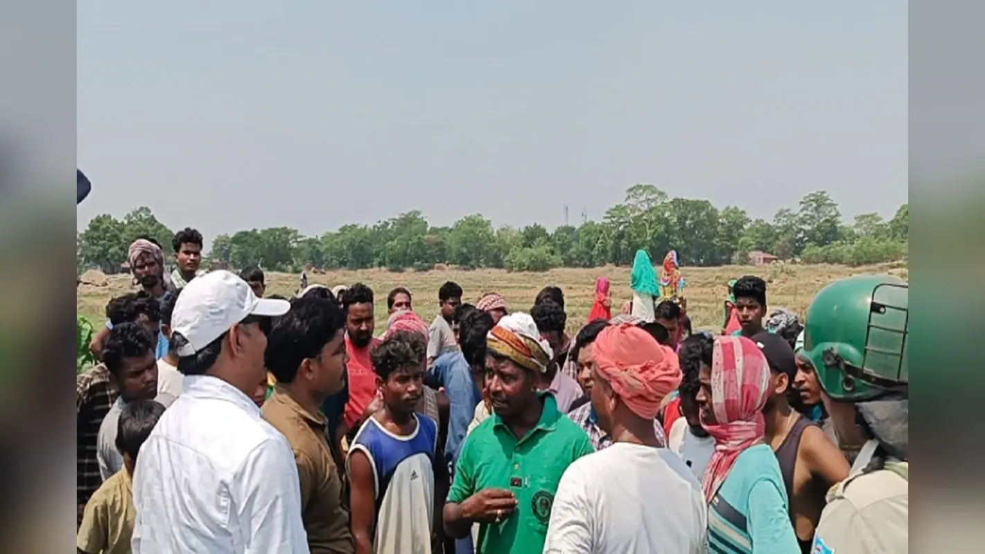 सरायकेला में जमीन अधिग्रहण को लेकर पुलिस और ग्रामीणों के बीच झड़प, सात नामजद समेत 130 पर केस दर्ज