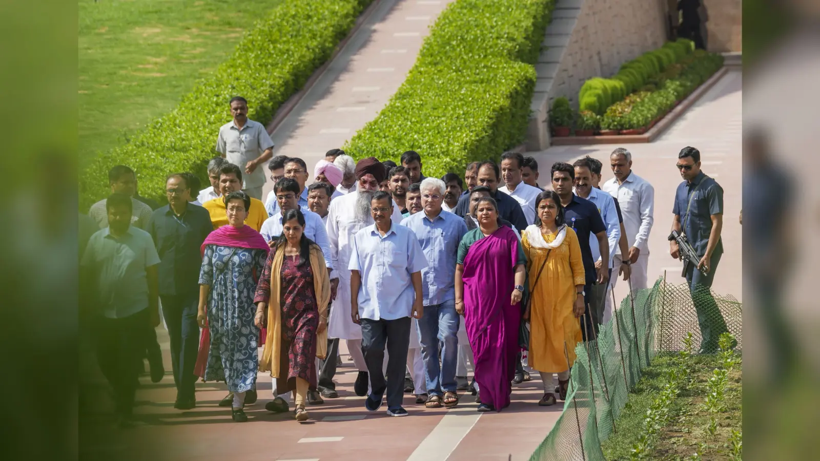 तिहाड़ जेल में आत्मसमर्पण करने से पहले राजघाट जाकर केजरीवाल ने दी बापू को श्रद्धांजलि, AAP के कई मंत्री भी साथ