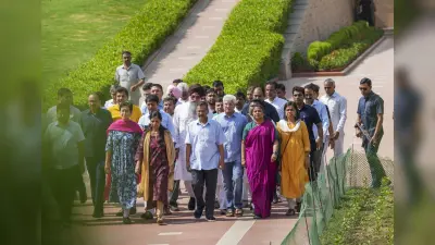 तिहाड़ जेल में आत्मसमर्पण करने से पहले राजघाट जाकर केजरीवाल ने दी बापू को श्रद्धांजलि, AAP के कई मंत्री भी साथ