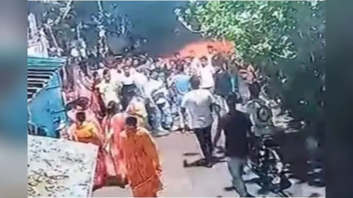 Bengal Crime News : कसबा के इंदू पार्क में उलझे दो इलाके के लोग, बमबाजी व फायरिंग से दहला इलाका