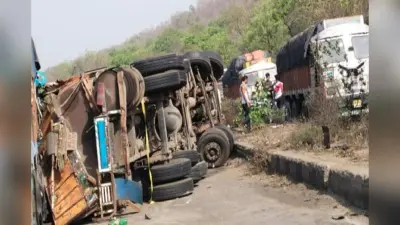 हजारीबाग के दनुआ घाटी में दो ट्रक पलटा, चालक व उपचालक घायल