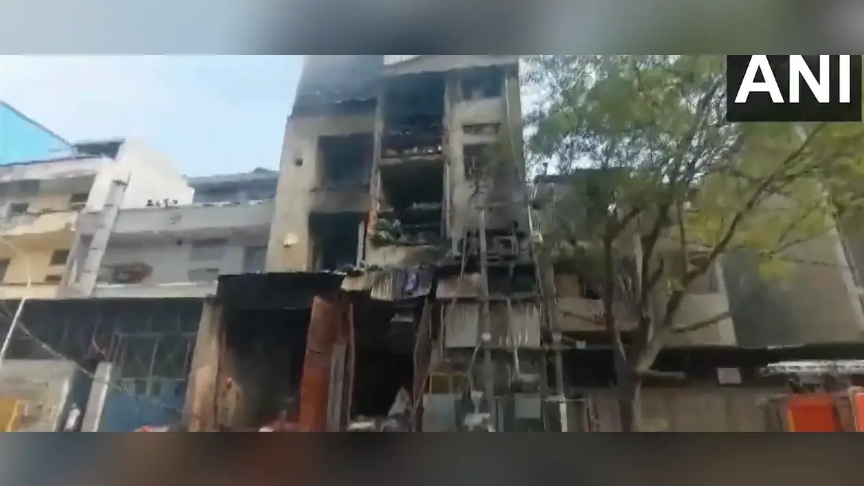 Delhi Narela Fire: गैस लीक से नरेला की फैक्ट्री में लगी भीषण आग, 3 लोगों की मौत, कई घायल