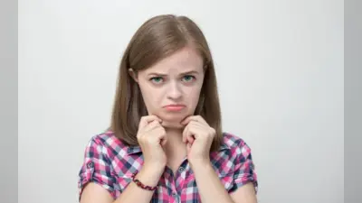 Face Yoga: अगर डबल चीन से हैं परेशान, तो योग आसन से अपने चेहरे को दें सही आकार