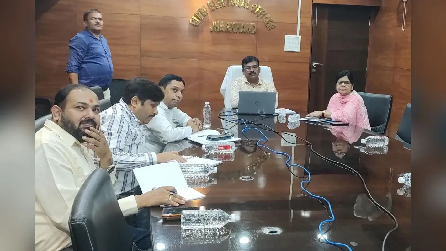 Jharkhand News: लोकसभा चुनाव के दौरान वोटर लिस्ट से हटाए गए नामों की जांच कर करें कार्रवाई, सीईओ के रवि कुमार ने दिए निर्देश