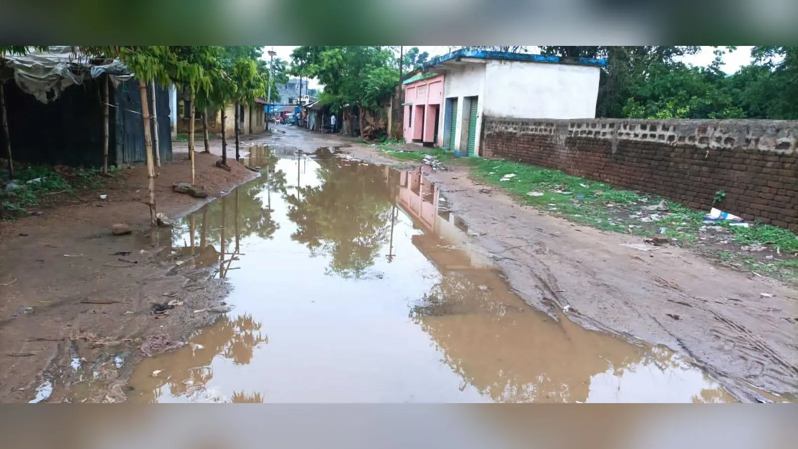 ओके : कीचड़युक्त रास्ते पर आवागमन करने में हो रही परेशानी, भारी बारिश से पाथरा पुराना पंचायत भवन के समीप जलजमाव से आवागमन यातायात प्रभावित