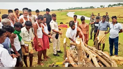 Jamui News : पुत्र धर्म निभाने जेल से गांव आया संतोष, हथकड़ी लगे हाथों से दी पिता को मुखाग्नि