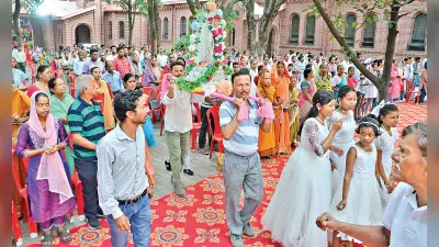 संत मरिया महागिरजाघर में माता मरियम के सम्मान में आराधना