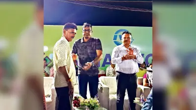 वोटर लीग के सफल संचालन के लिए संतोष तिवारी को किया गया सम्मानित