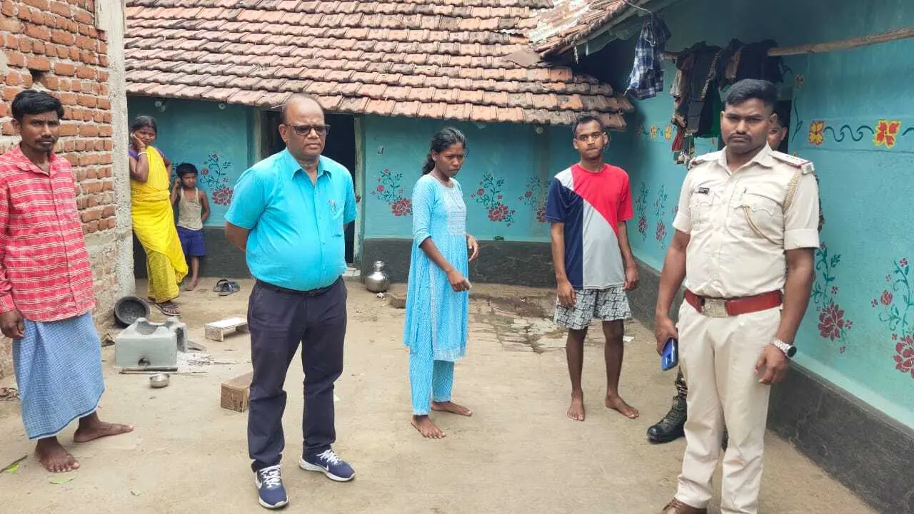 चालधोवा में बाल विवाह की शिकायत पर जांच करने पहुंचे बीडीओ