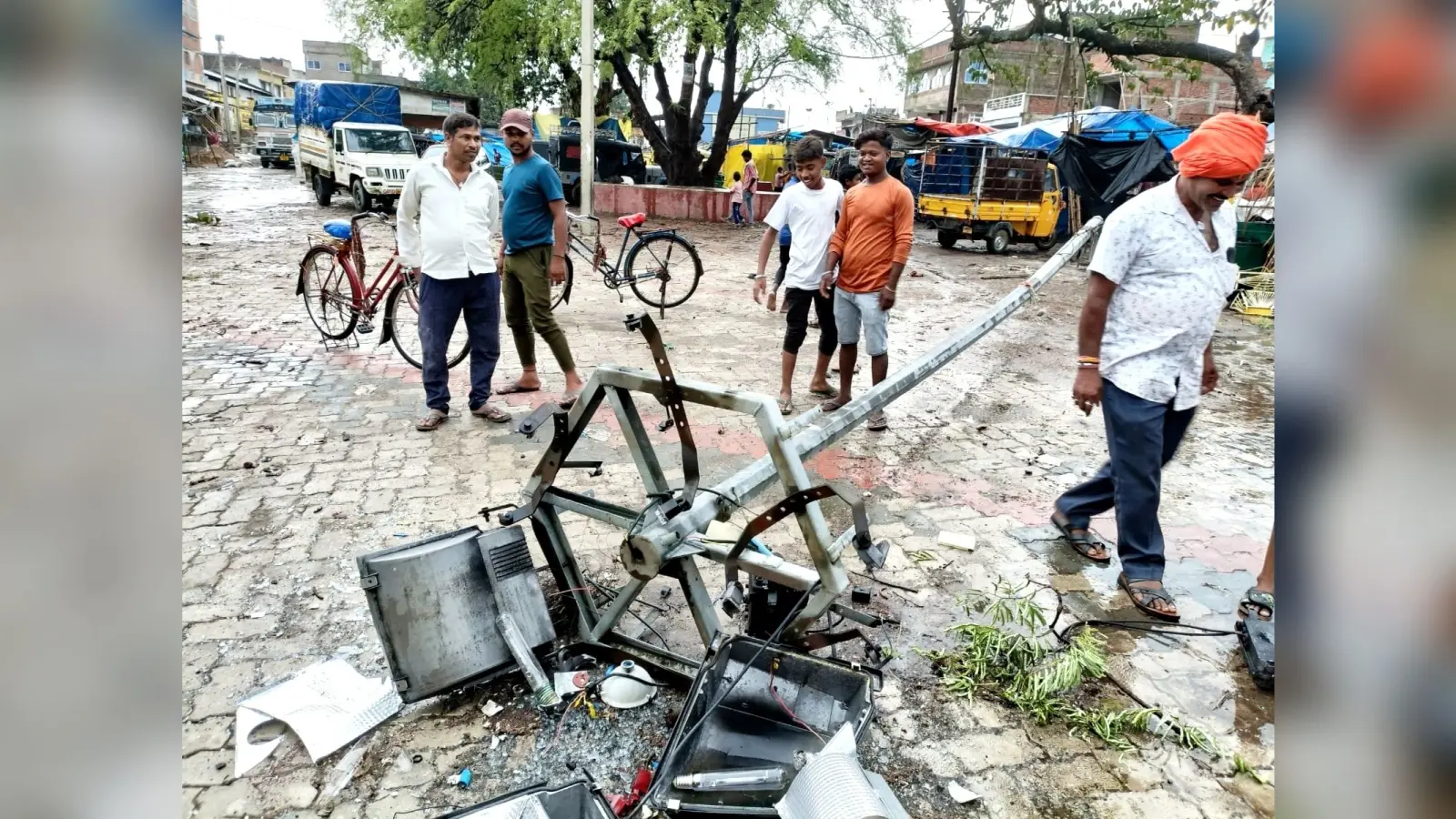 बरकट्ठा में आंधी-बारिश से मकान, पोल और कई पेड़ हुए धराशायी