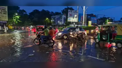 हल्की बारिश में एमजीएम गोलचक्कर के पास जल जमाव