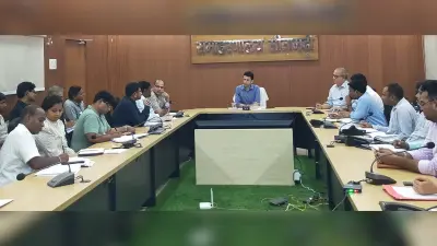 भू-अर्जन से संबंधित मामलों की समीक्षा में बोले डीएम, सभी लंबित मामलों को प्राथमिकता के आधार पर निबटाएं