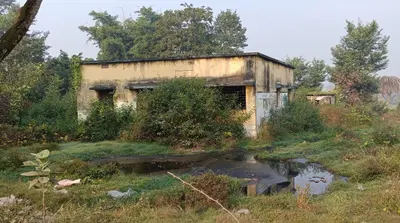 झाड़ियों से घिरा बड़कागांव के राजस्व कर्मचारी का कार्यालय