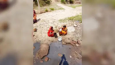 नदी में चुआं बनाकर पानी पीने को विवश हैं ग्रामीण