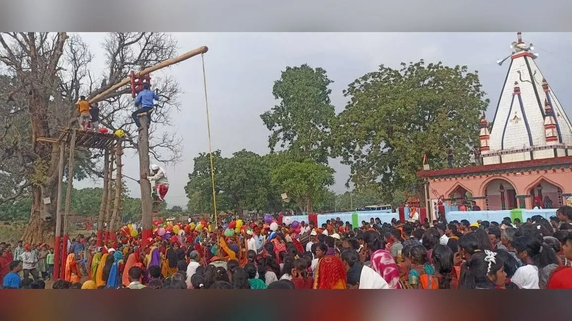 केरेडारी के बटुका में मंडा पूजा, नंगे पांव अंगारों पर चले शिव भक्त