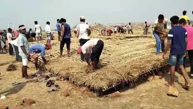 तेज आंधी-तूफान से सिकदारडीह में बने यज्ञ पंडाल गिरा, फिर से बनाने में जुटे कमेटी के लोग, शनिवार देर शाम को जिले भर में आई थी तेज आंधी व जमकर हुई थी बारिश