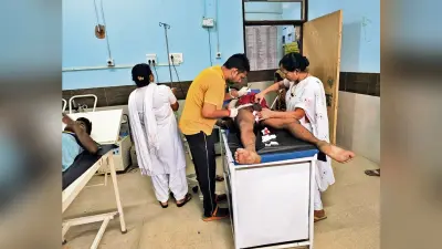 हाइवा से टकराया सीमेंट लदा ट्रक, खलासी की मौत, दो घायल