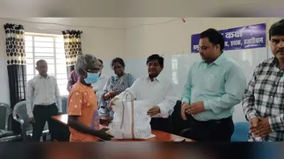 60 टीबी मरीजों में से छह को गोद लेकर दिया पोषण किट