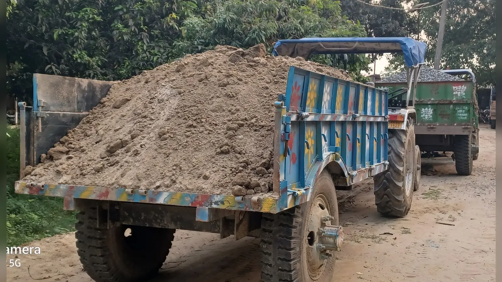ओवरलोड दाे ट्रैक्टर जब्त