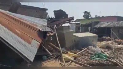 तेज आंधी में दो दर्जन परिवार के घर उजड़े