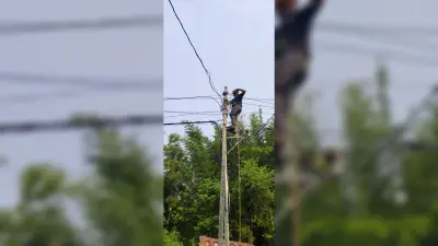 बगैर सुरक्षा किट के जान जोखिम में डालकर काम करते हैं विद्युत कर्मी विभागीय अधिकारी की उदासीनता से नहीं मिल पाता है सुरक्षा किट