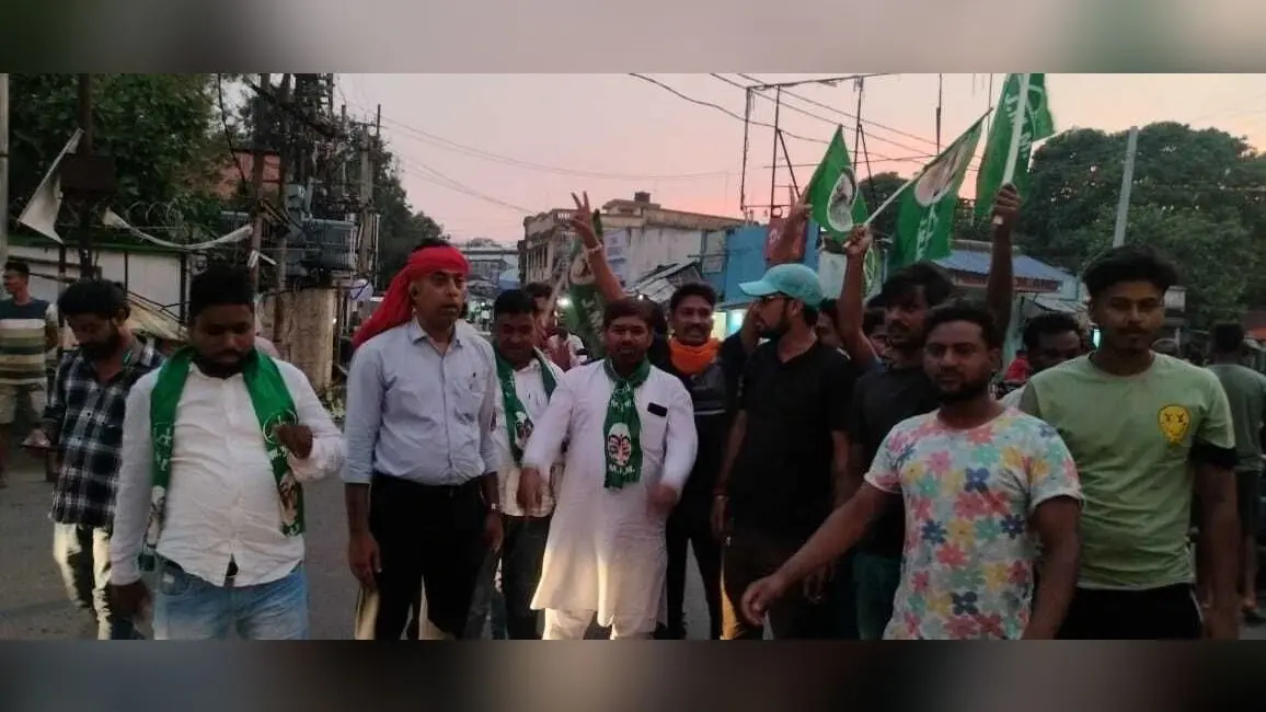 नलिन की जीत पर कार्यकर्ताओं ने की आतिशबाजी