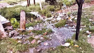 एक ओर पानी के लिए परेशान हो रहे लोग, दूसरी ओर सड़क व गड्ढे में बह रहा पानी