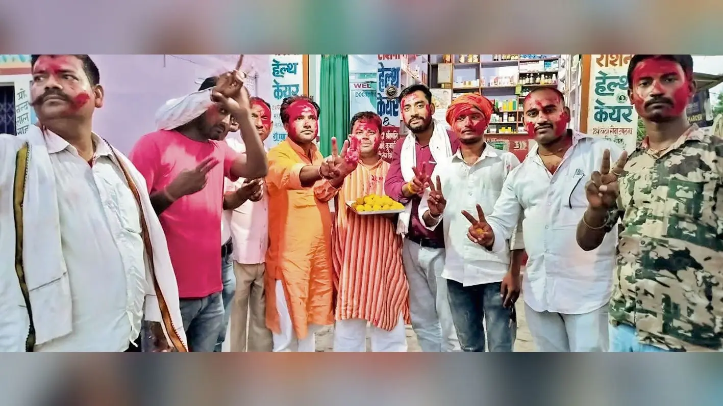 चौक-चौराहे पर होती रही जीत-हार की चर्चा, कहीं फूटे पटाखे, तो कहीं छायी मायूसी