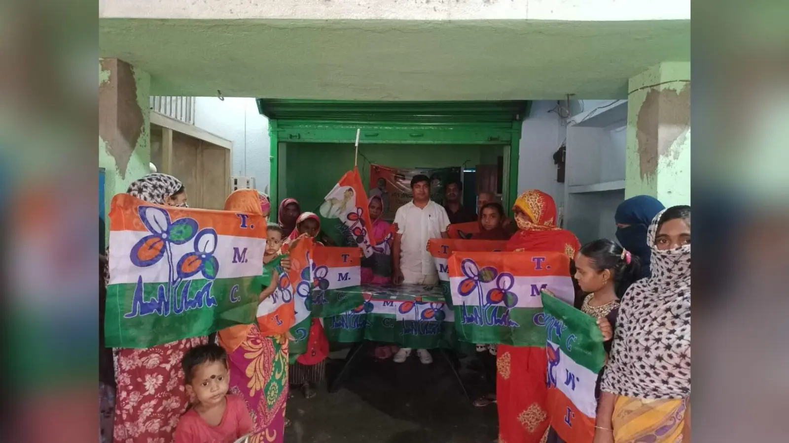टीएमसी की जीत पर कार्यकर्ताओं ने मनाया जश्न