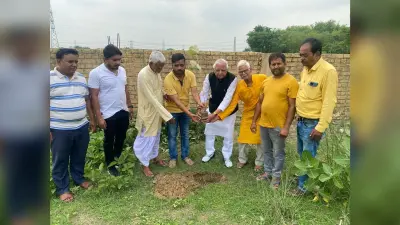 गायत्री परिवार ने विद्यालय परिसर व अन्य सार्वजनिक स्थलों पर किया पौधरोपण