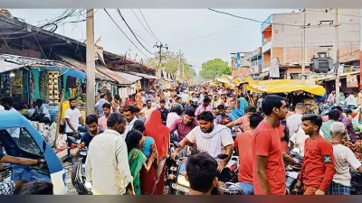 वट सावित्री पूजा की खरीदारी को लेकर दिघवारा बाजार में उमड़ी भीड़
