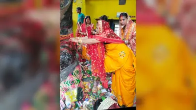 पति के दीर्घायु होने की कामना के साथ महिलाओं ने किया वट सावित्री व्रत
