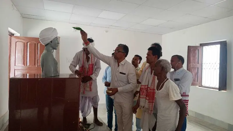 कालीचरण ने भगवान बिरसा मुंडा को किया नमन