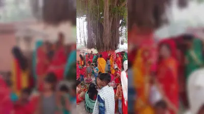 वट वृक्ष को लगाया गले, बांस के बने नये बेना से की हवा