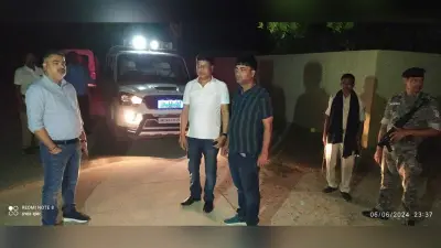 निरसा में बालू तस्करी की जांच करने पहुंचे एसडीओ
