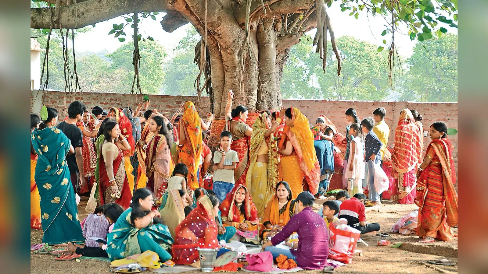 सुहागिनों ने वट की पूजा कर मांगी पति की लंबी उम्र