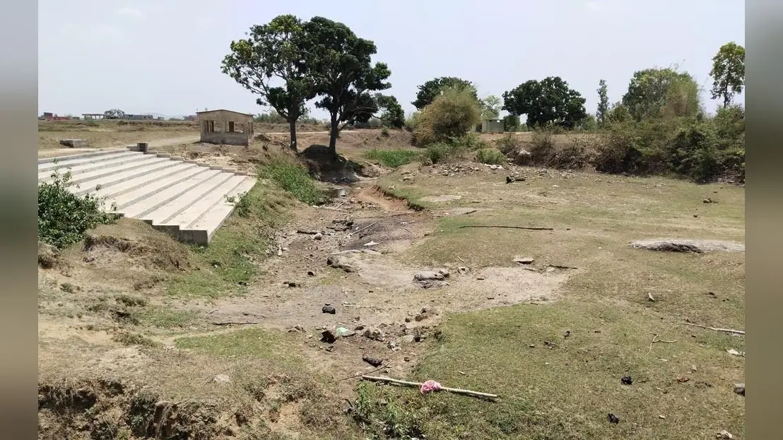 प्रखंड की लाइफ लाइन मानत नदी सूखी, किसान परेशान