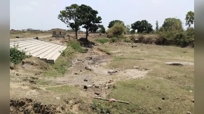 प्रखंड की लाइफ लाइन मानत नदी सूखी, किसान परेशान