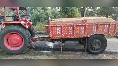 छह ट्रैक्टर, एक शक्तिमान जब्त, तीन गिरफ्तार