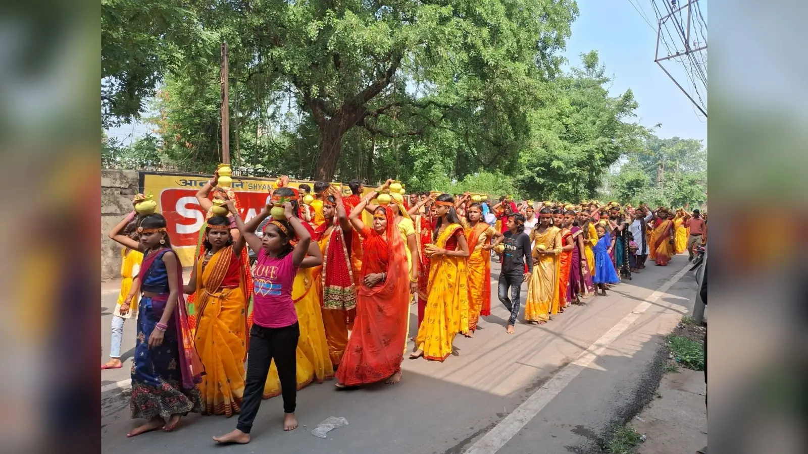 मिहिजाम में कलश यात्रा के साथ ही लक्ष्मी नारायण महायज्ञ शुरू