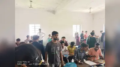 सोता रहा कर्मचारी, परीक्षा देने आये विद्यार्थी होते रहे परेशान