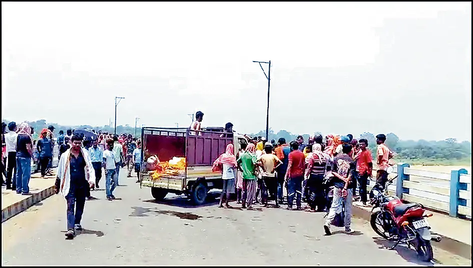 डिशरगढ़ नेताजी सेतु पर घंटों किया चक्काजाम, पुरुलिया व पश्चिम बर्दवान में ठप रही आवाजाही