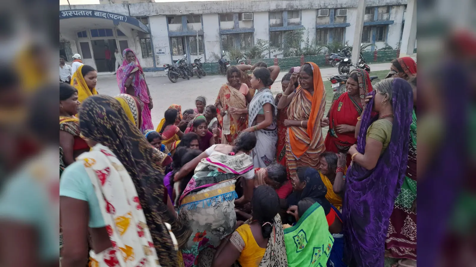 बाढ़. दो बाइक की आमने सामने की टक्कर में दो की मौत, तीन घायल