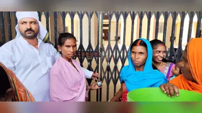 पेयजल संकट से जूझ रहे ग्रामीणों ने प्रखंड कार्यालय में जड़ा ताला