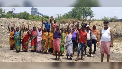 रेलवे केबिन निर्माण के लिए खोदे गड्ढे की भराई के लिए किया प्रदर्शन