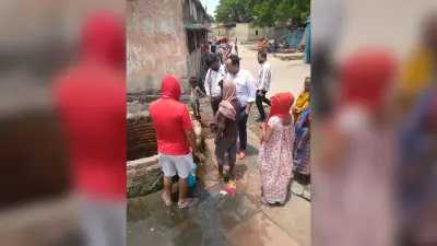 कार्य का निरीक्षण करने पहुंचे सहायक नगर आयुक्त व जेइ की ग्रामीणों ने की फजीहत